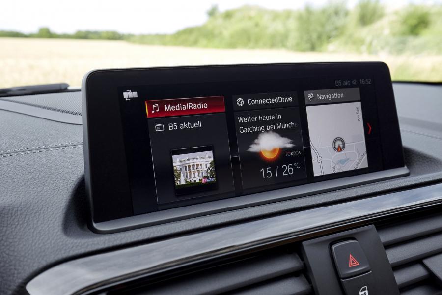 Детали интерьера BMW 220d Convertible M Sport Package 2016 года  (WW) (фото 55 из 65)